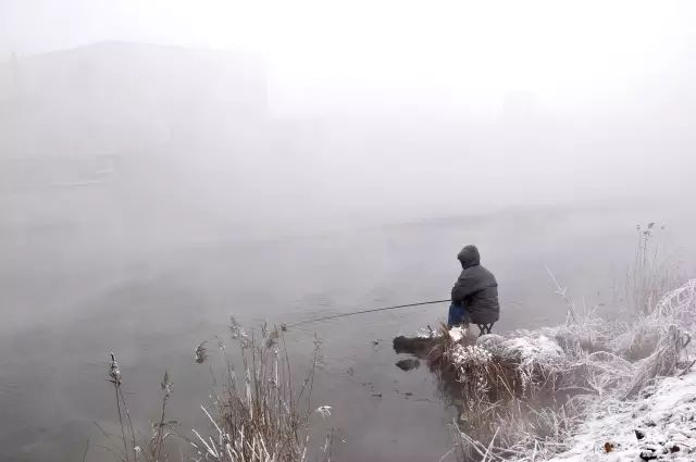 冬季钓鱼灵敏调漂方法三步骤图解