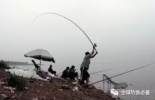 路亚假鱼钓的特点与钓法要点