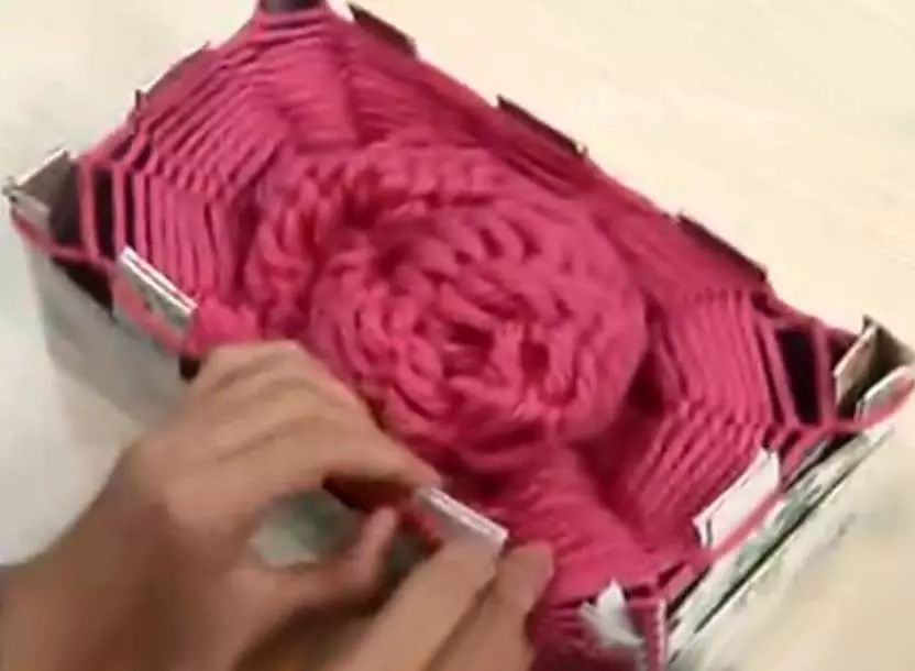 【技巧】用抽纸盒半天就能织出一条围巾，太神奇了！