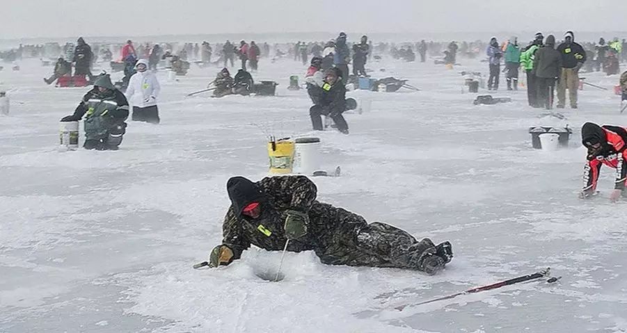 【钓鱼视频】冰钓盛宴，场面太壮观了!