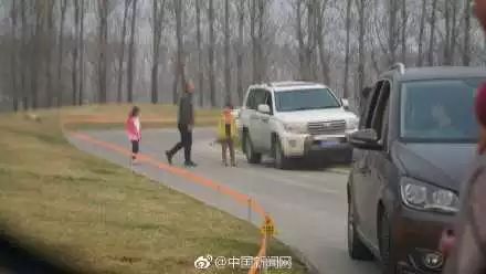 一家老小在野生动物园白虎区下车…平安北京：老虎不是吃素的!!!