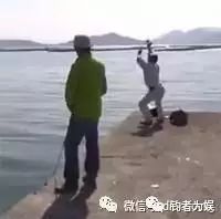 【视频】全世界最销魂的钓鱼姿势！你能坚持看完不笑吗？