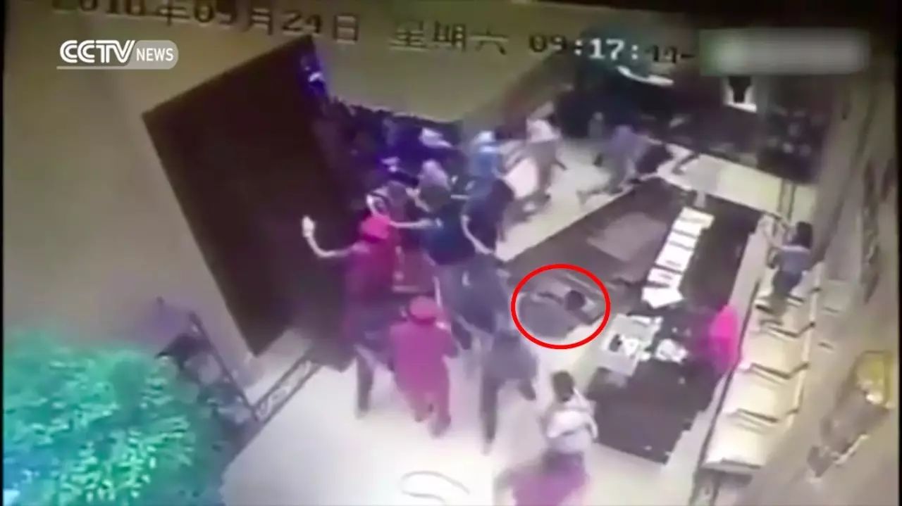 现实版《釜山行》在杭州上演！视频中他们破门而入，直接把人撞倒在地！现场混乱！