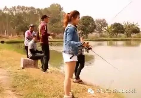 【视频】一个钓鱼妹子对阵一群钓鱼老爷们！