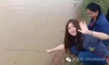 【视频】美女在河边用小木棍钓鱼，没想到一直钓到大鱼！