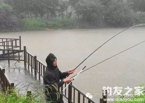 秋季如果碰到下雨天如何钓鱼