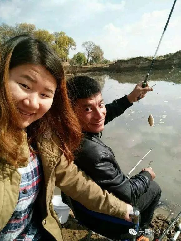 老婆陪我去钓鱼，让我受宠若惊！