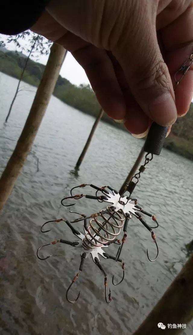 农村小伙钓鱼用这样的钩，这鱼钩想钓不上来鱼都难！