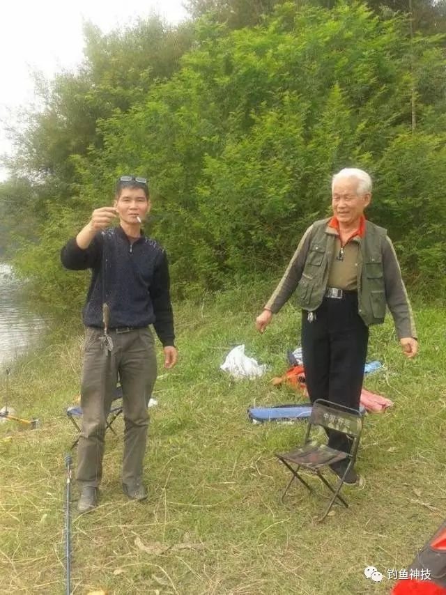 爸爸爷爷去野塘钓鱼，钓获这条不认识的鱼两人竟兴奋半天