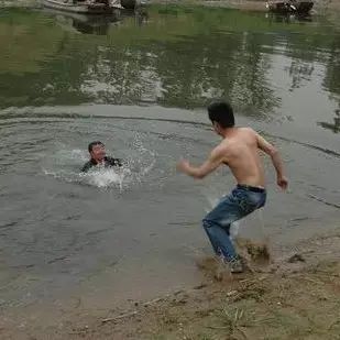 【惊险】钓鱼比赛中有人不慎落水，西吉警察纵身一跃下水救人！