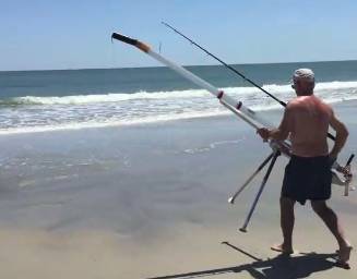 男子沙滩上用“大炮”钓鱼，钓上的都是大鱼！
