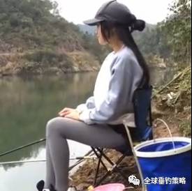 这美女不是在钓鱼,是在等一个钓鱼的人!那人是你吗?