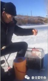 【精彩视频】大爷玩冰钓，这一手串钩真溜！