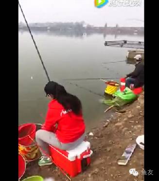 红衣女子钓鱼一钓一个准，真难得！
