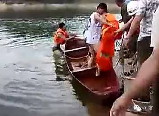 水库边钓鱼，男子反被大鱼拖入水中溺亡！