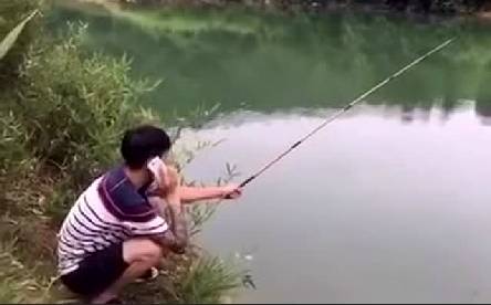 【视频】猪肉饵钓鱼，刚钓上来就...