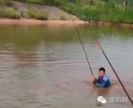 【钓鱼视频】没有失手绳只能放竿，下河拿回来终钓获黄金鲤