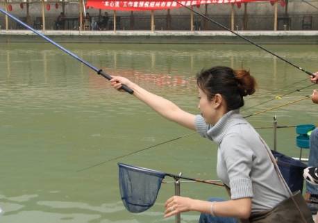 【视频】美女拿棍子钓鱼，没想到上这么大一条