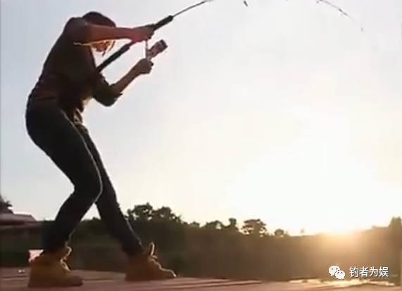 【钓鱼视频】美女轻松钓起巨物，回归自然！！！