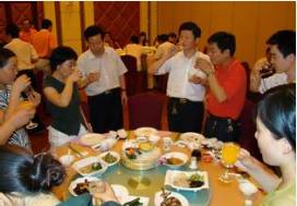 丑陋的中国酒桌文化丨深度
