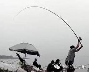 有效避免野钓抛竿钓鱼挂底的10个技巧