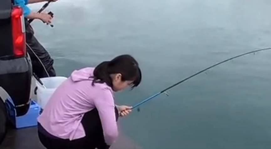 【视频】妹子钓鱼也上瘾，俩女人雨天背着老公偷跑出来钓鱼
