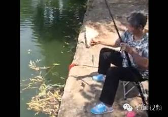 老奶奶河边用长竿钓鱼，收获不错！
