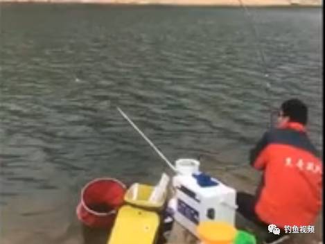 真悲催！大鱼把钓竿拉跑了，人打窝了手机还进水