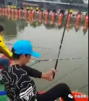 没有胳臂，仅靠双脚照样参加钓鱼比赛！