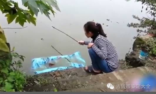 美女用这种方式钓鱼，不被人看好，没想到钓上个大家伙！