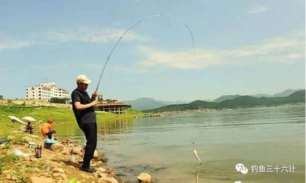 冬季钓鱼，子线的长度决定了你能钓多大的鱼！