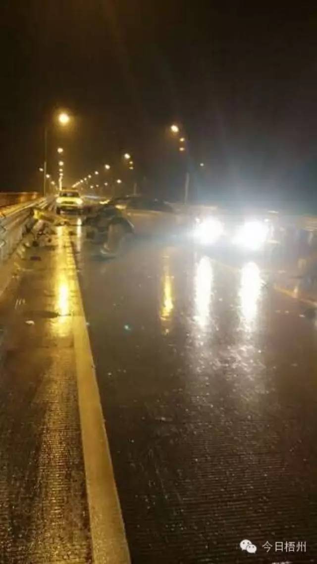 藤县西江大桥又出大事！深夜两小车相撞碎成渣！