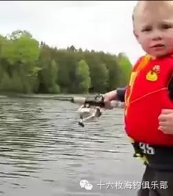 【海钓视频】钓鱼也要从娃娃抓起，看完让你想起自己第一次钓鱼的时候