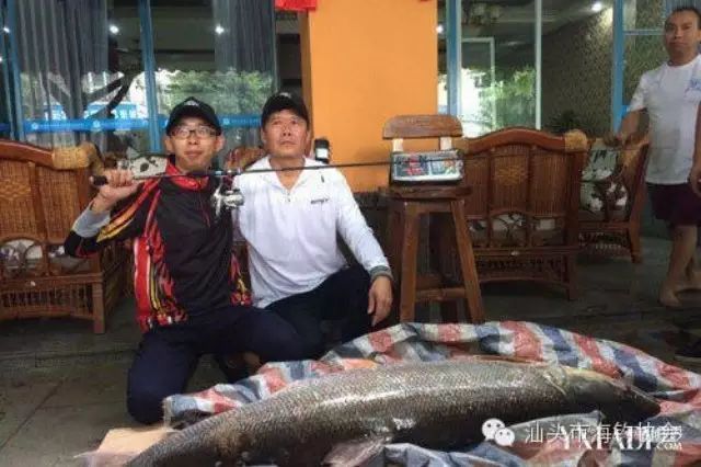 【钓鱼新闻】父子钓起百斤鳡鱼 鳡鱼一出万鱼灭迹