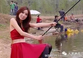 视频>红衣女子钓鱼一钓一个准！太厉害了