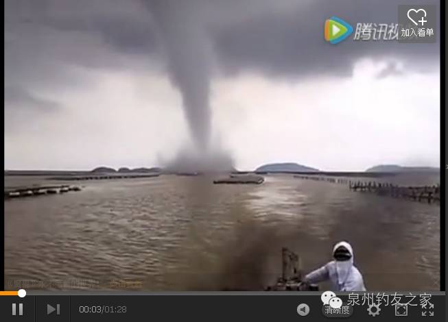 视频: 几个人划船去钓鱼被龙卷风狂追，吸水龙卷风