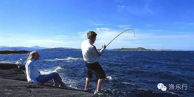 男子出海钓鱼最后钓起的竟不是鱼！满满的惊喜！