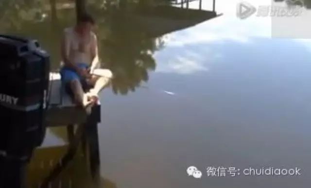 【视频】钓鱼时竟然拿着鱼竿睡着了，结果悲剧了...