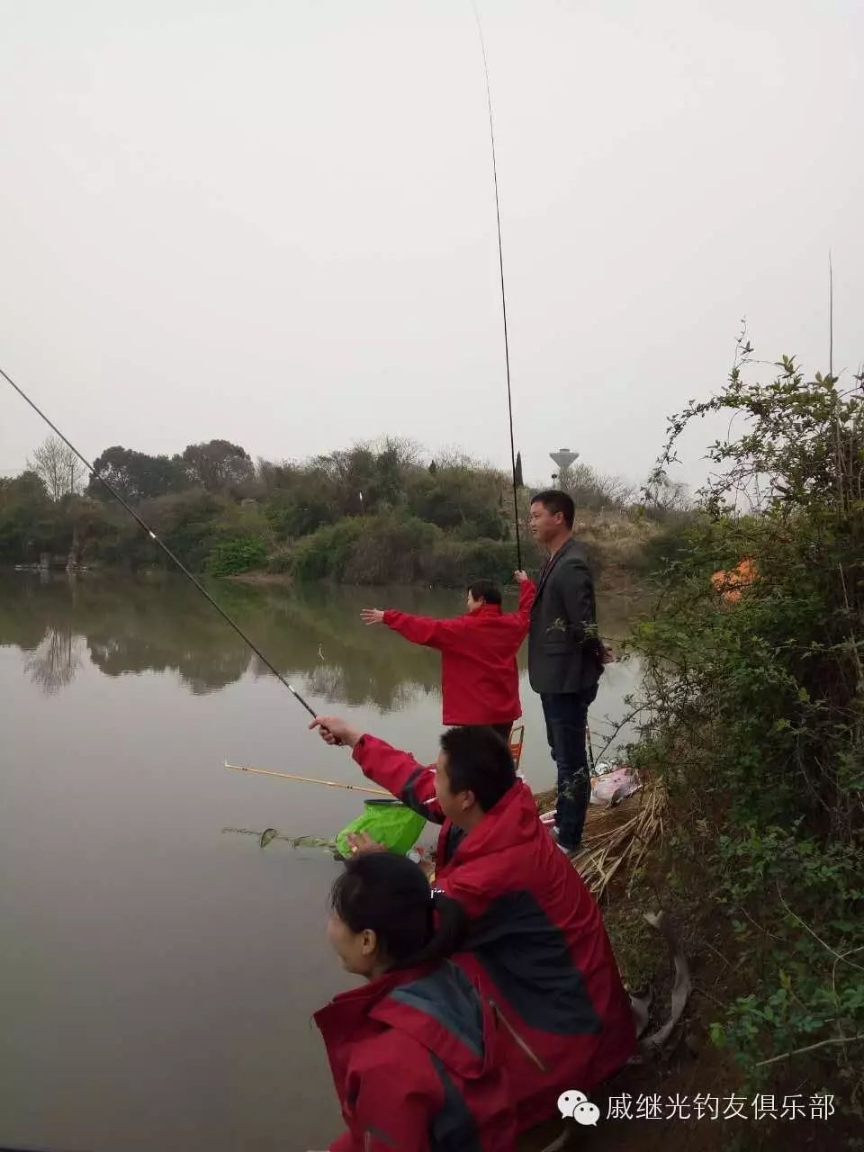 野外钓鱼需谨慎