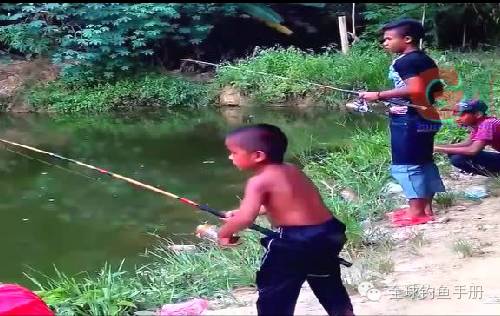 实拍小孩钓鱼，用尽吃奶之力，结果让人惊奇！