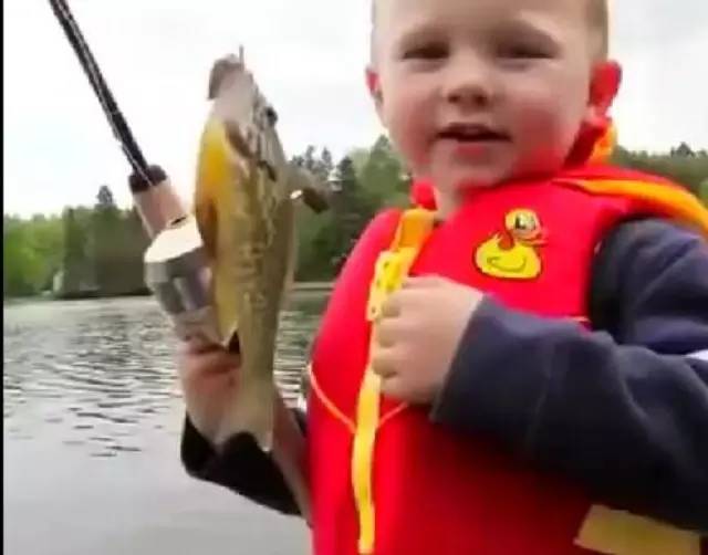 钓鱼从娃娃抓起，看萌宝怎么钓大鱼！