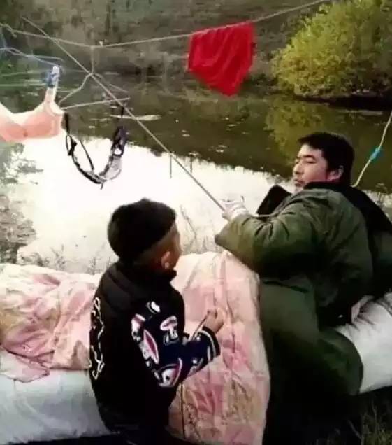 这哥们钓鱼瘾又犯了，打着吊瓶带着老婆孩子直奔钓场