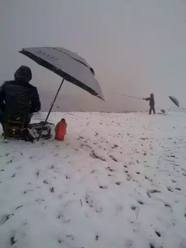 钓鱼瘾又犯了，冒着风雪来作钓！