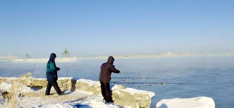 冬季钓鱼时应该根据环境因素选择钓位