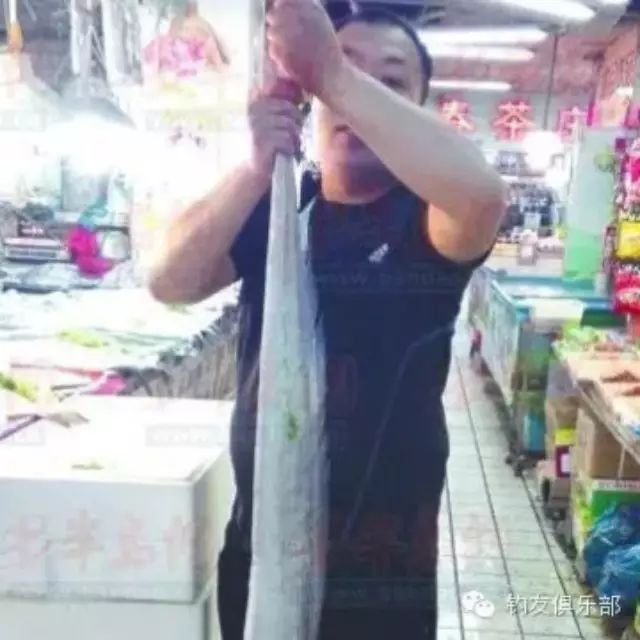 山东男子海钓钓上7斤8两大刀鱼 卖出3000多元高价