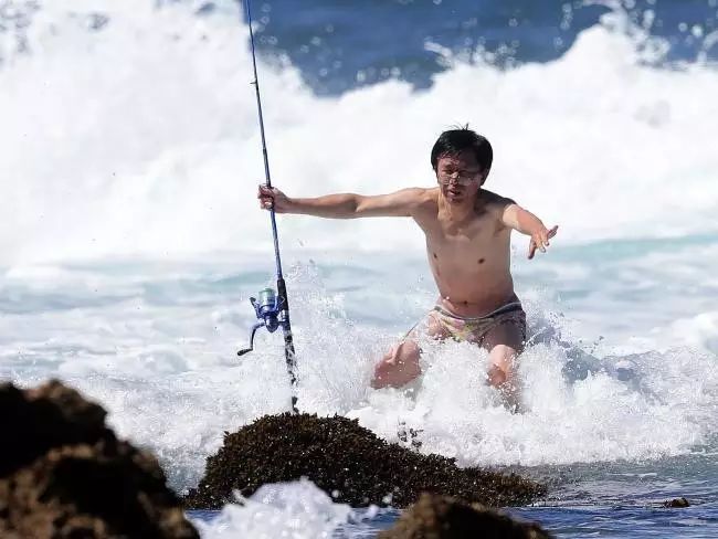 这个亚裔男子在澳洲钓个鱼，结果被澳媒用傻子称呼......