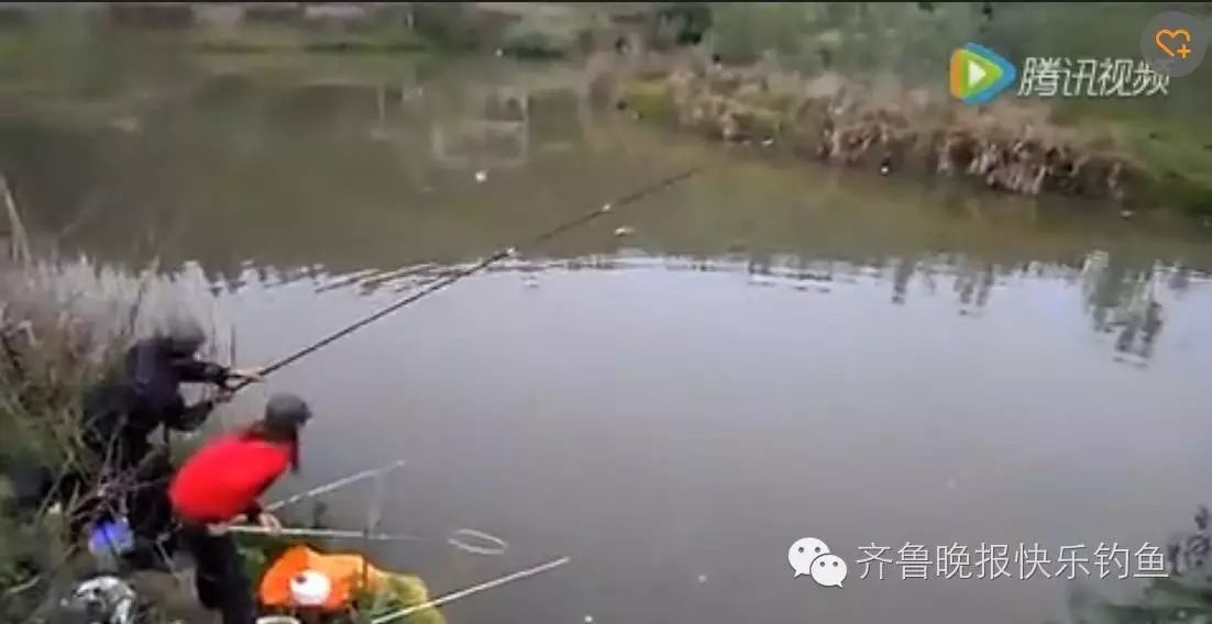 一家人在家乡小河钓鱼，带来了意想不到的收获！