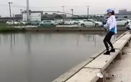 钓鱼视频-高挑美女战鲟鱼