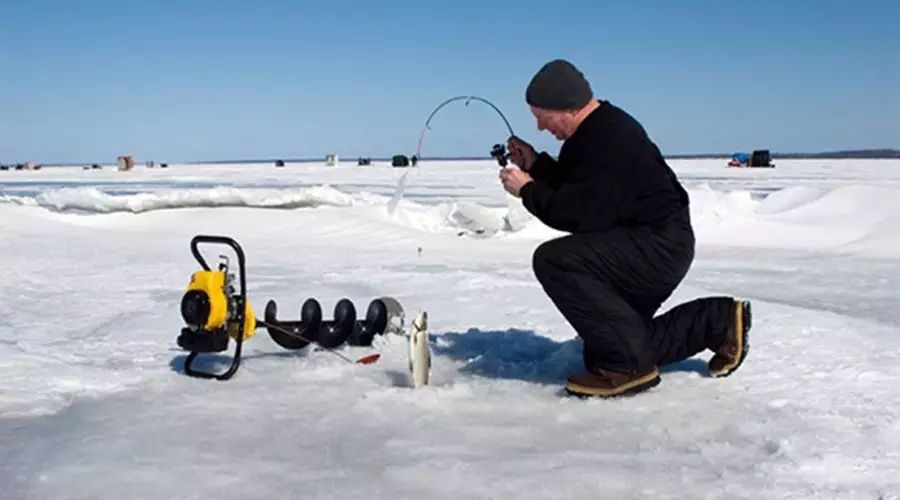 寒冬冰钓技巧，钓点和出钓时机选择，线组饵料搭配