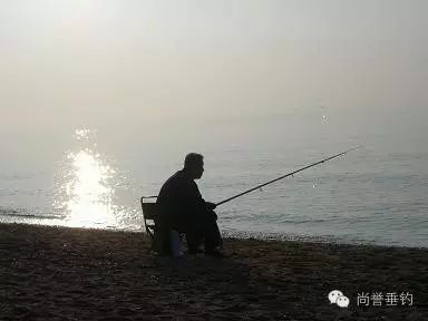 钓鱼的时候在想什么？孤独吗？